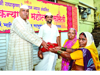 Krishna river sheds donate to needy women | कृष्णा नदीतील साड्या गरजू महिलांना दान