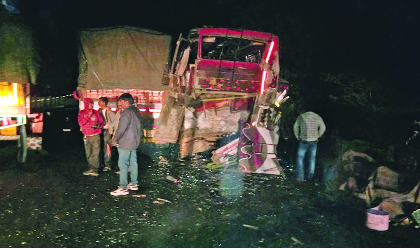 Four vehicles crash near Khambataki tunnel; 14 injured | खंबाटकी बोगद्याजवळ चार वाहनांचा अपघात; १४ जखमी