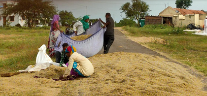 Rush for the poor | गोरगरिबांची धावपळ : गाडीभर लुंग्यांतून मिळते मापटंभर धान्य