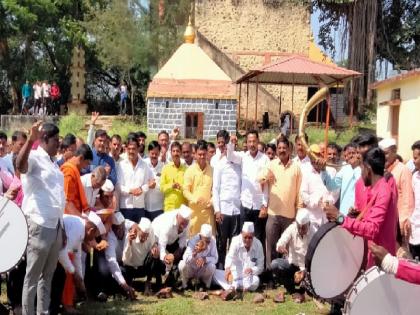 The villagers of Khed Nandgiri village in Satara district collected one crore in one day for the restoration of the temple | गाव करी ते राव काय करी!, 'मंदिराच्या जीर्णोद्धारासाठी' गावकऱ्यांनी एका दिवसात जमा केले 'एक कोटी'