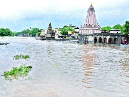 Wicha Krishna Ghat under water | वाईचा कृष्णा घाट पाण्याखाली