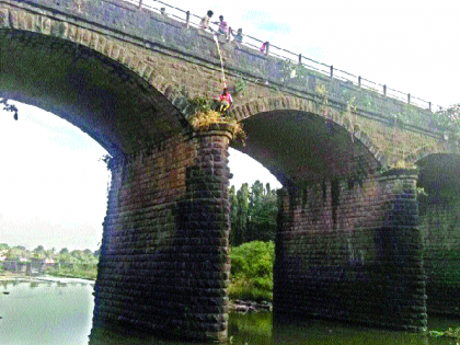 Shocking from the century-old Krishna bridge | शतकवीर कृष्णा पूल श्रमदानातून चकाचक