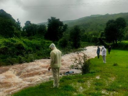 Heavy rain in western part of Satara district; the old man was carried away In Mahabaleshwar taluka | सातारा जिल्ह्याच्या पश्चिम भागात जोर‘धार’; महाबळेश्वर तालुक्यात वृध्द गेला वाहून 