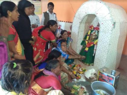 Obituary among women of all castes and religions in the temple which denies access to certain caste women | विशिष्ट जातीच्या महिलांना प्रवेश नाकारणा-या मंदिरात सर्व जाती-धर्माच्या महिलांकडून ओटीभरण  