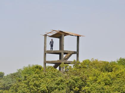 Innovative mindset of tourists! Pictures from Mahabaleshwar's Concot Pick Point | पर्यटकांना आवरेना मनोºयाचा मोह ! महाबळेश्वरच्या कॅनॉट पिक पॉर्इंटवरील चित्र 