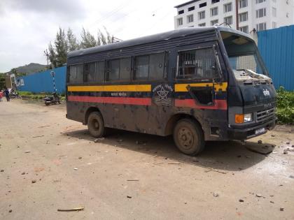 Maratha Kranti Morcha firing in police air in Satara, violent turn of movement; Police van collapses; Three policemen injured | Maratha Kranti Morcha साताऱ्यात पोलिसांचा हवेत गोळीबार, आंदोलनाला हिंसक वळण; पोलीस व्हॅन फोडली; तीन पोलीस जखमी