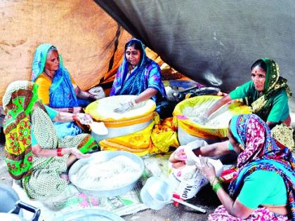  Even today, 'Old Manne' is a unique 'food management' to the Warakaris; Save the tradition from Warkaris in Lonand | ‘पुरणाचे मांडे’ आजही वारकऱ्यांना आवडे अनोखं ‘फूड मॅनेजमेंट’; लोणंदमध्ये वारकऱ्यांकडून परंपरेचे जतन