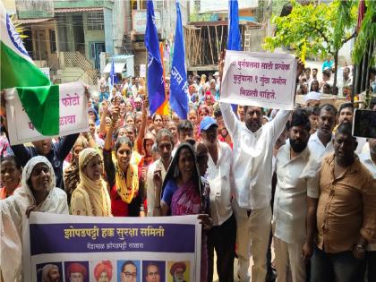 Slum dwellers march on Satara Municipality, demand for 500 square feet shelter | सातारा पालिकेवर झोपडपट्टीवासीयांचा मोर्चा, पाचशे स्क्वेअर फूट घरकुल देण्याची मागणी