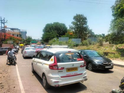 Due to the Governor's visit, the tourists who came to Mahabaleshwar got stuck in the traffic jam | राज्यपाल दौऱ्यामुळे महाबळेश्वरला आलेले पर्यटक अडकले वाहतूक कोंडीत