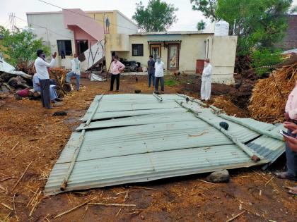 Arvit leaves flew: a tree fell on the house, the sugarcane trees at the snake were broken | आर्वीत पत्रे उडाली : घरावर पडले झाड, साप येथील शेवग्याची झाडे मोडली