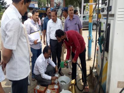 Collectorate on Sangliat Petrol Pump, raided District Collector Vijaykumar Kalam Patil on Tuesday, Sangli-Sangoli-Islampur Bypass Road on Matoshri Petrol Pump. Preliminary inspections showed variations in adulteration and oil reserves in petrol. Above | सांगलीत पेट्रोल पंपावर जिल्हाधिकाऱ्यांचा छापा