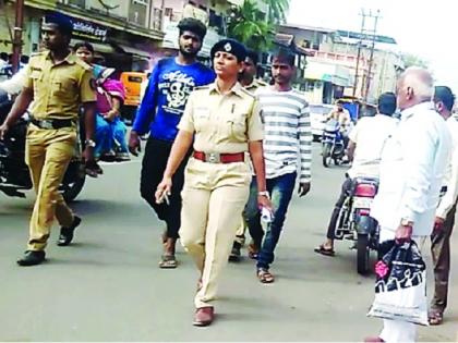 Threats from the big market of police raising arms! The crowd watching | पोलिसांवर हात उचलणाºयांची कºहाड बाजारपेठेतून धिंड! बघ्यांची गर्दी