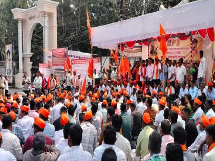 Ask for reservation in the Legislature instead of coming to the tent of protestors, Maratha protesters appeal to MLA Shivendraraj bhosle | आंदोलकांच्या मंडपात येण्यापेक्षा विधीमंडळात आरक्षण मागा, मराठा आंदोलकांचे सर्व राजकीय नेत्यांना आवाहन