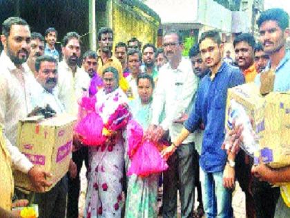 Satara, Punekar's helping hand to flood victims in Sangli | सांगलीतील पूरग्रस्तांना सातारा, पुणेकरांचा मदतीचा हात -: पूरग्रस्तांना आधार