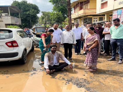 Bathed with water from a pit in Satara, Bad condition of the road | Satara: चक्क खड्ड्यातील पाण्याने केली आंघोळ, रस्त्याच्या दुरावस्थेमुळे नागरिक त्रस्त