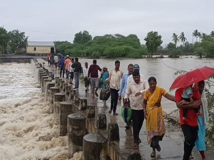 After the bridge accident on the Indrayani river, the issue of safety of Sakav bridges in Satara district is under discussion again | इंद्रायणीतील पूल दुर्घटनेनंतर सातारकरांची वाढली धास्ती!, सारोळा पुलावरून ये-जा करताना भरतेय धडकी! After the bridge accident on the Indrayani river, the issue of safety of Sakav bridges in Satara district is under discussion again | इंद्रायणीतील पूल दुर्घटनेनंतर सातारकरांची वाढली धास्ती!, सारोळा पुलावरून ये-जा करताना भरतेय धडकी!