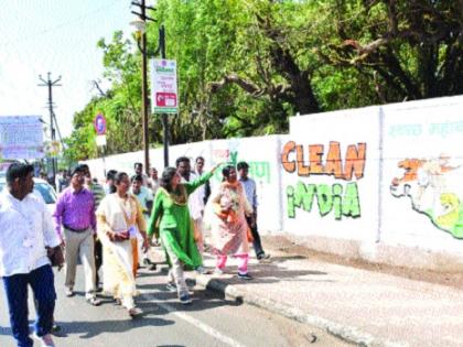 Mahabaleshwar's paper bag conceptualized Manisha Mhaiskar; Inspection of city under Clean survey campaign; Interaction with citizens | महाबळेश्वरची पेपर बॅग संकल्पना स्तुत्य मनीषा म्हैसकर ; स्वच्छ सर्वेक्षण अभियानांतर्गत शहराची पाहणी; नागरिकांशी साधला संवाद