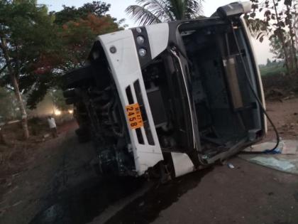 Shivshahi bus met with an accident, 7 passengers seriously injured | शिवशाही बस उलटून 7 प्रवासी गंभीर जखमी