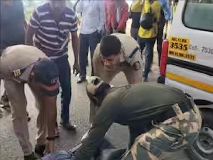 The Superintendent of Police of Satar rushed to the aid of the young man who slipped and fell under the truck | दुचाकीस्वार घसरून ट्रकखाली गेले, सातारचे एसपी मदतीला धावले; दोघा तरुणांचा वाचला जीव