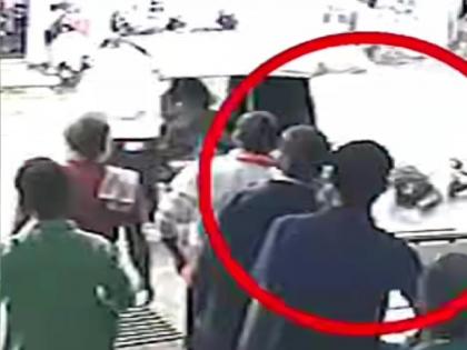 A traffic policewoman was taken away by a rickshaw driver in Satara | वाहतूक महिला पोलिसाला रिक्षाचालकाने नेले फरफटत, साताऱ्यातील घटना