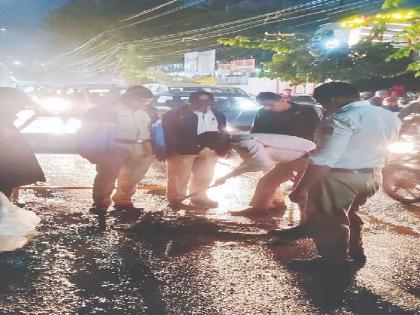 The police of Satara traffic branch removed the pebbles on the road | पावत्या फाडणाऱ्या हातात आले खोरं अन् पाटी, रस्त्यावरील मुजविले खड्डे