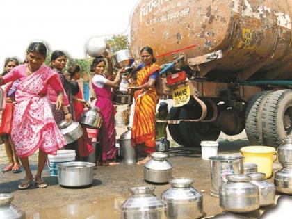 Water scarcity in the western part of Satara district, 3 lakh people are quenching their thirst on tankers | सातारा जिल्ह्याच्या पश्चिम भागालाही टंचाईच्या झळा, ३ लाख लोकांची तहान भागतेय टँकरवर