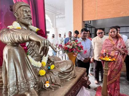 Weapons exhibition at Chhatrapati Shivaji Maharaj Museum in Satara on the occasion of Shiv Jayanti | छत्रपती शिवराय हे रयतेचे राजे - दमयंतीराजे भोसले 