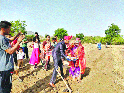 In the hands of the husband, the shovel ... the bride in the hand | नवऱ्याच्या हाती फावडे...नवरीच्या हातात पाटी