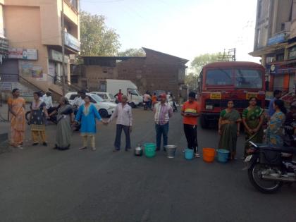 In Satara, the water supply for women's water-stop for four days | साताºयात महिलांचा पाण्यासाठी रास्तारोको-चार दिवसांपासून पाणीपुरवठा बंद