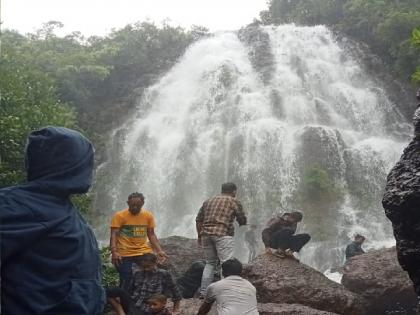 A mountain range of waterfalls to the west in Satara district; Toseghar, Ekiw, Dund, Bhambvali waterfalls are falling | सातारा जिल्ह्यात पश्चिमेकडे धबधब्यांची पर्वणी; ठोसेघर, एकीव, दुंद, भांबवली धबधबे कोसळताहेत