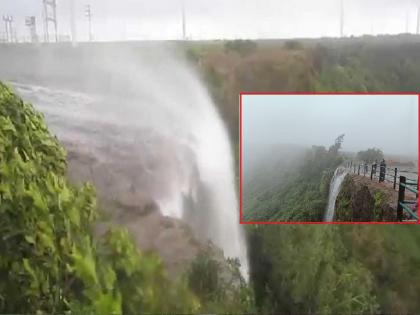 Waterfalls in Satara: Crowds of tourists to see the inverted waterfall of Sadavaghapur, police action against hooligans | Waterfalls in Satara: सडावाघापूरचा उलटा धबधबा पाहण्यासाठी पर्यटकांची गर्दी, हुल्लडबाजांवर पोलिसांची कारवाई