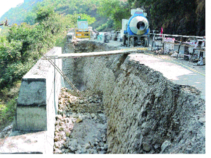 Yavatishwar traffic burden on the British wall! | यवतेश्वरच्या रहदारीचा भार ब्रिटिशकालीन भिंतीवर !