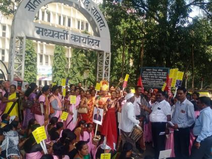 Protest of Anganwadi workers in front of Satara Zilla Parishad to demand corona allowance and others | Satara: कोरोना भत्त्यासह अन्य मागण्यासाठी अंगणवाडी सेविकांनी घातला ‘जागरण-गोंधळ’