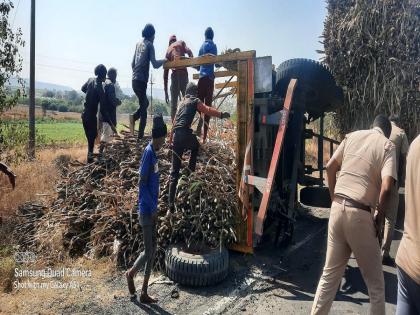 A girl died after a tractor trolley full of sugarcane fell on her | ऊसाने भरलेली ट्रॅक्टर ट्राॅली अंगावर पडून बालिकेचा मृत्यू