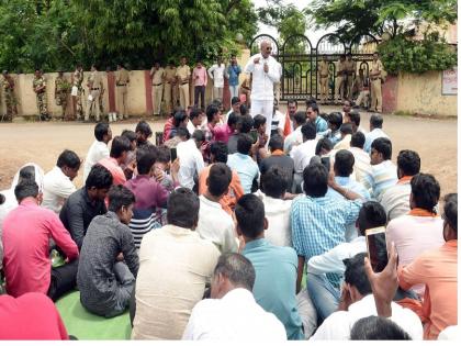 Bhajan Movement in front of MP Satav's residence for Maratha Reservation | मराठा आरक्षणासाठी खासदार सातव यांच्या घरासमोर भजन आंदोलन