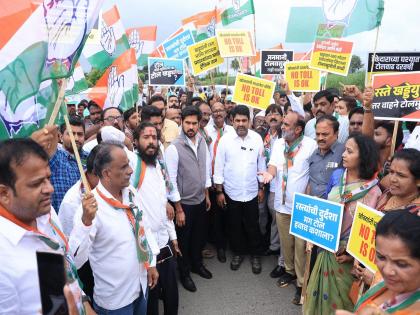 Congress protest on toll road against the bad condition of Pune-Kolhapur highway | महामार्गाची दुरवस्था; कोल्हापूर-पुणे महामार्गावरील टोलनाक्यावर काँग्रेसचे आंदोलन सुरु, वाहने विनाटोल सोडणार