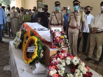 Pilot Of Kerala Plane Crash Cremated With State Honours In Mumbai | कॅप्टन दीपक साठे अनंतात विलीन शासकीय इतमामात अंत्यसंस्कार