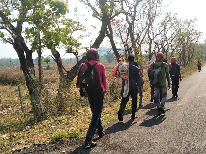 corona -lockdown - hundreds of young migrants from Telangana & aandhra pradesh walk home to Maharashtra- jharkhand | चलते चलते बच गये तो गाव पहुंच जायेंगे !