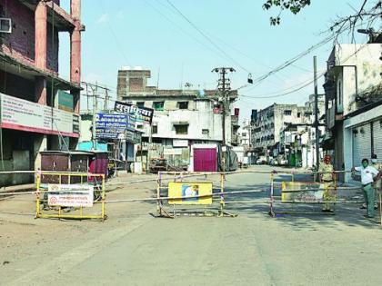 Swords come out at Sataranjipur, Nagpur | सील केलेल्या नागपूरच्या  सतरंजीपुऱ्यात निघाल्या तलवारी 