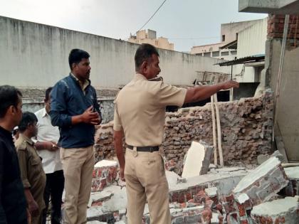 The wall of Ahmednagar city collapses: Death of three people | अहमदनगर शहरात भिंत कोसळली : दोन भावांसह मेहुण्याचा मृत्यू 