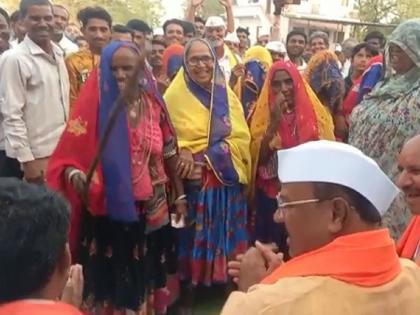 When Minister Abdul Sattar gets beaten by women in Banjara Holi rituals... | मंत्री अब्दुल सत्तार यांना काठीचा प्रसाद मिळतो तेव्हा...