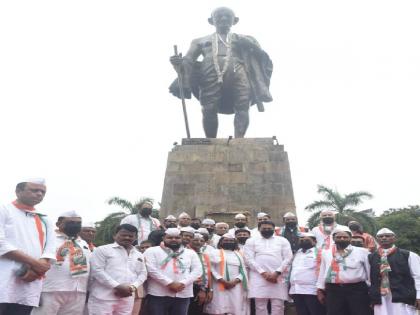 One-day silent satyagraha of Congress in Mumbai | मुंबईत काँग्रेसचा एकदिवसीय मौन सत्याग्रह; काँग्रेस नेत्यांचा सहभाग