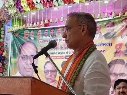 bjp mp satyapal singh appeals to vote for lotus to bring lakshmi in house baghpat | "कमळाला मत द्या... नाहीतर लक्ष्मीजी नाराज होतील"; भाजपा खासदार सत्यपाल सिंह यांचं अनोखं आवाहन