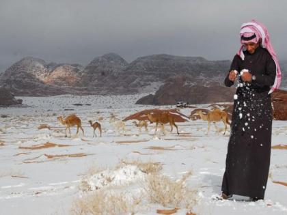 Snowfall in Saudi Arabia , locals were shocked to see the sight | ऐकावं ते नवलंच! सौदी अरेबियात पहिल्यांदाच पडला बर्फ, दृष्य पाहून स्थानिकांना बसला धक्का...