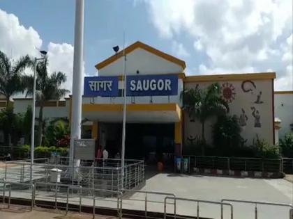 congress mla siddharth kushwaha kotma mla sunil sarraf molested a woman passenger in a running train after drinking alcohol fir registered, bhopal, madhya pradesh | काँग्रेसच्या दोन आमदारांवर दारू पिऊन ट्रेनमध्ये महिला प्रवाशाचा विनयभंग केल्याचा आरोप, एफआयआर दाखल