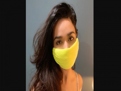COVID-19 lockdown: Actress Soundarya Sharma turns T-shirt into mask PSC | परदेशात मास्क मिळत नसल्याने या अभिनेत्रीने घरीच बनवला मास्क; मास्क, ग्लोव्हजचा परदेशातही तुटवडा