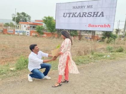 Unique proposal for marriage proposal, A young man from Kolhapur erected a digital board on the Kolhapur Sangli highway | विषयच हार्ड! कोल्हापूरच्या तरुणाने प्रपोजसाठी लावला हायवेवर डिजिटल बोर्ड