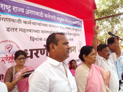 Anganwadi workers protest in Azad Maidan for government status | शासकीय दर्जासाठी अंगणवाडी कर्मचाऱ्यांचे आझाद  मैदानात आंदोलन