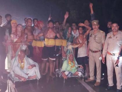 three sons reached sasni carrying their parents on their shoulders for 150 km | कलियुगातील श्रावणबाळ! मुलांनी आई-वडिलांची इच्छा केली पूर्ण, कावडीतून 150 किमीचा प्रवास