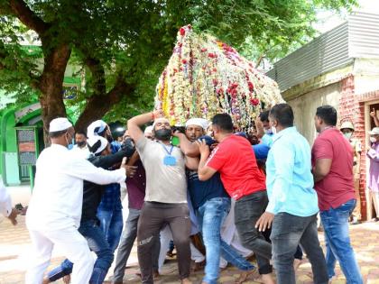 Immersion of Moharram devotees on the spot following the rules of Corona | कोरोनाच्या नियमांचे पालन करीत मोहरमच्या सवा-यांचे जागेवरच विसर्जन